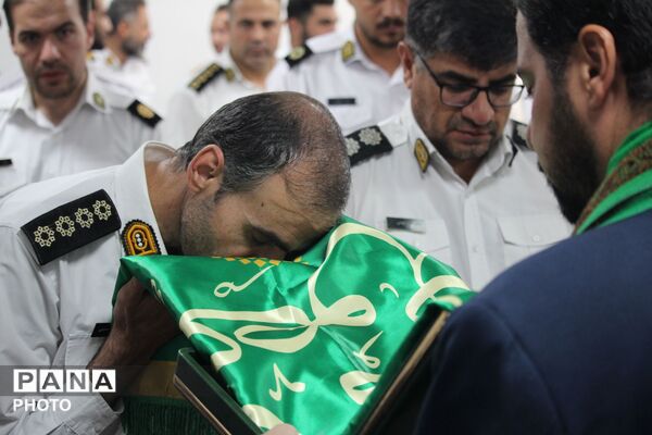 حضور خادمان حرم حضرت معصومه(س) و پرچم متبرک آستان مقدس در پلیس راهور همدان