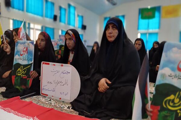 حضور پرشور دانش‌آموزان و فرهنگیان بخش دیشموک در گرامیداشت یوم‌الله 9 دی