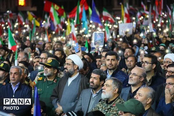 مسئولان در میدان عمل همواره در کنار مردم هستند