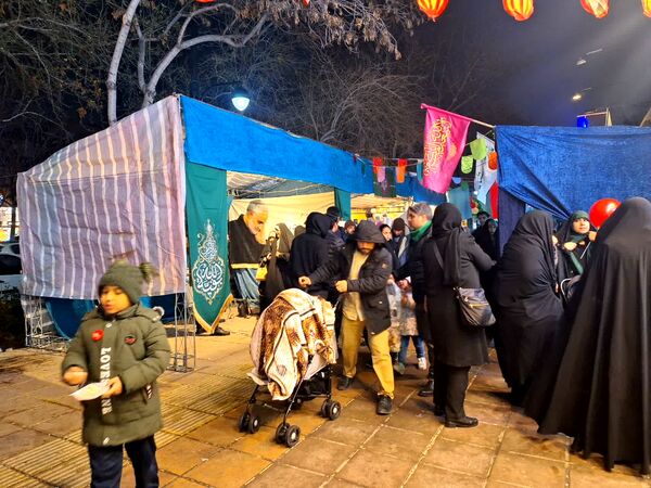 شادی مردم در کوچه وخیابان‌های مشهد در شب نیمه شعبان