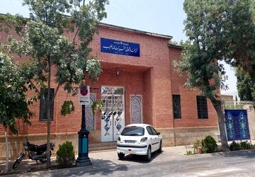 آشنایی با بخش‌های مختلف کتابخانه آیت‌الله دستغیب شیراز