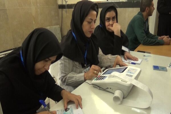 حضور دانش‌آموزان رأی‌اولی شهرستان بدره در چهاردهمین دوره انتخابات ریاست‌جمهوری
