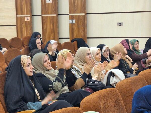 گرامیداشت معلمان و فارغ‌التحصیلان در دبیرستان شهید بابایی
