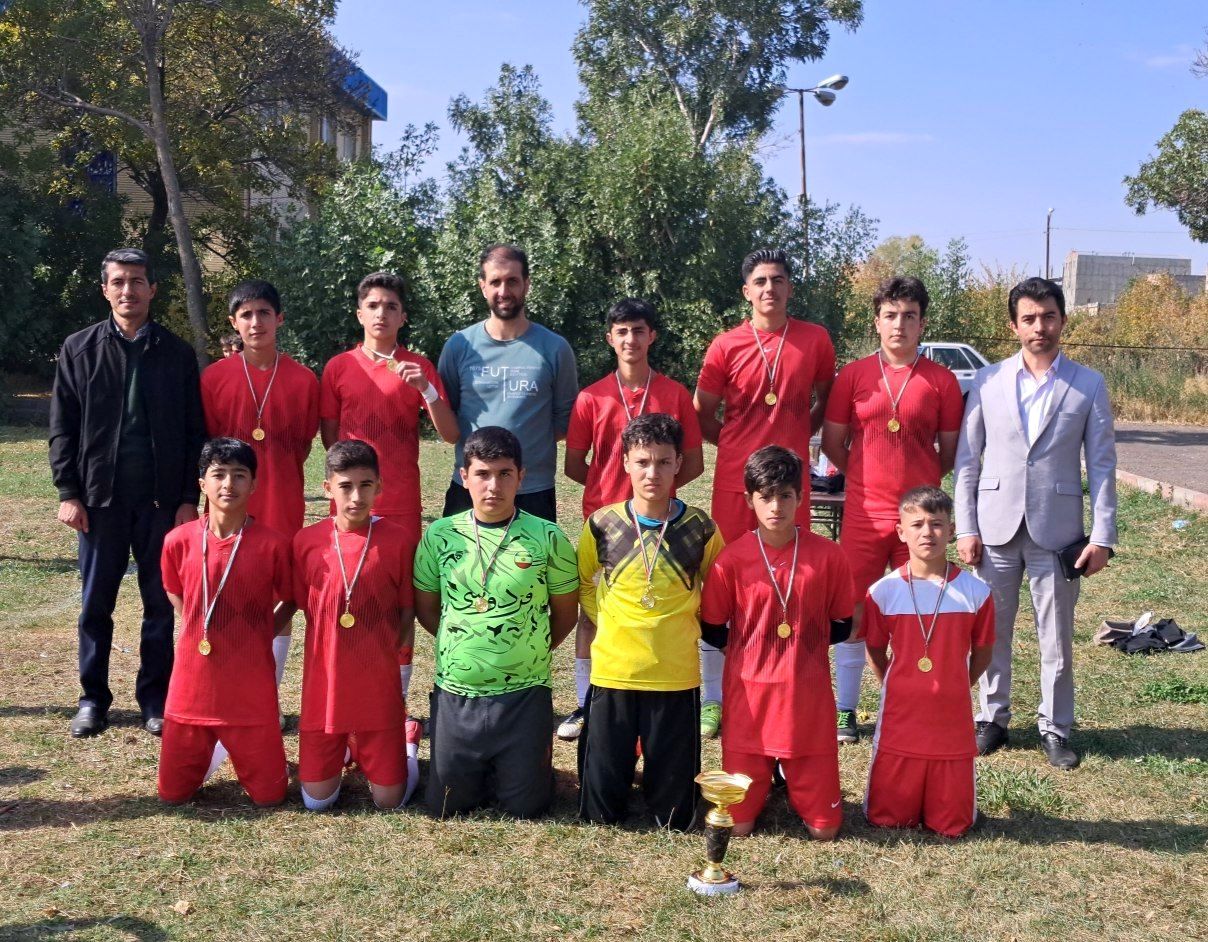 تیم مینی‌فوتبال دبیرستان فردوسی سراب قهرمان مسابقات مدارس شد