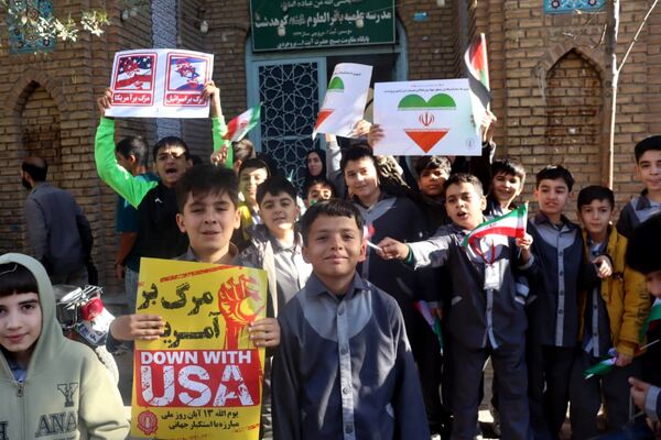 فریاد مرگ بر آمریکا در کوهدشت ؛ حماسه حضور دانش آموزان در سیزده آبان