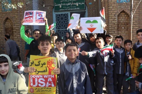 فریاد مرگ بر آمریکا در کوهدشت ؛ حماسه حضور دانش آموزان در سیزده آبان
