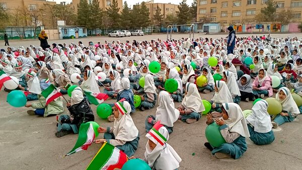 طلوع آگاهی در دل های کوچک؛ جشن روز دانش آموز در دبستان لطیفه