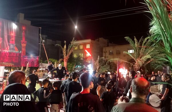 عزاداری شب عاشورا باحضورگسترده عاشقان حسینی