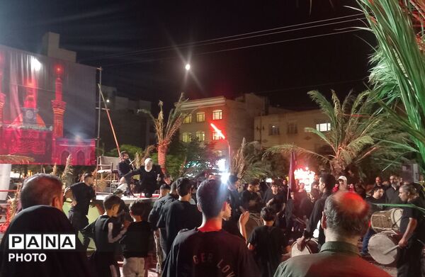 عزاداری شب عاشورا باحضورگسترده عاشقان حسینی