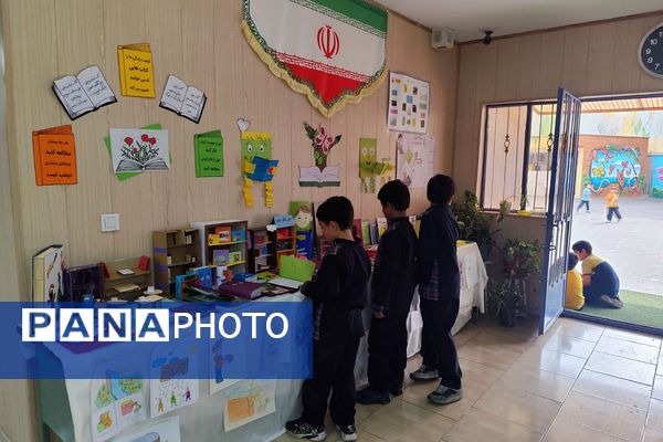 برپایی نمایشگاه کتاب و کتابخوانی به همت دانش‌آموزان مدارس ناحیه دو شهرری 