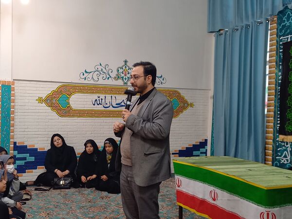 استقبال گرم دانش آموزان از پیکر شهید گمنام در دبیرستان امجدی یک ناحیه ۵ 