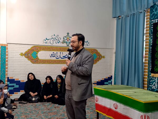 استقبال گرم دانش آموزان از پیکر شهید گمنام در دبیرستان امجدی یک ناحیه ۵ 