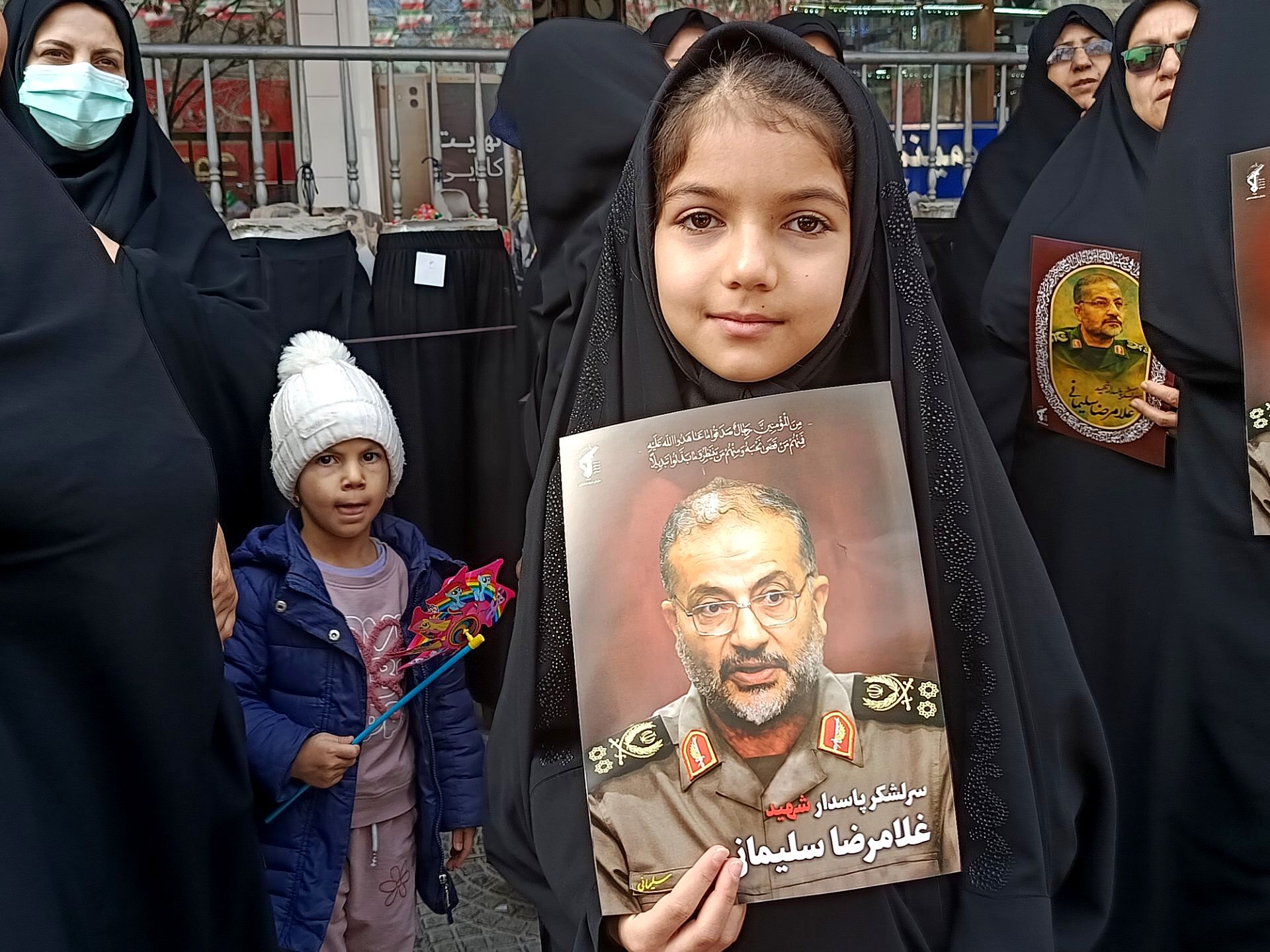 حضور کودکان در تشییع شهدای استان چهارمحال وبختیاری 