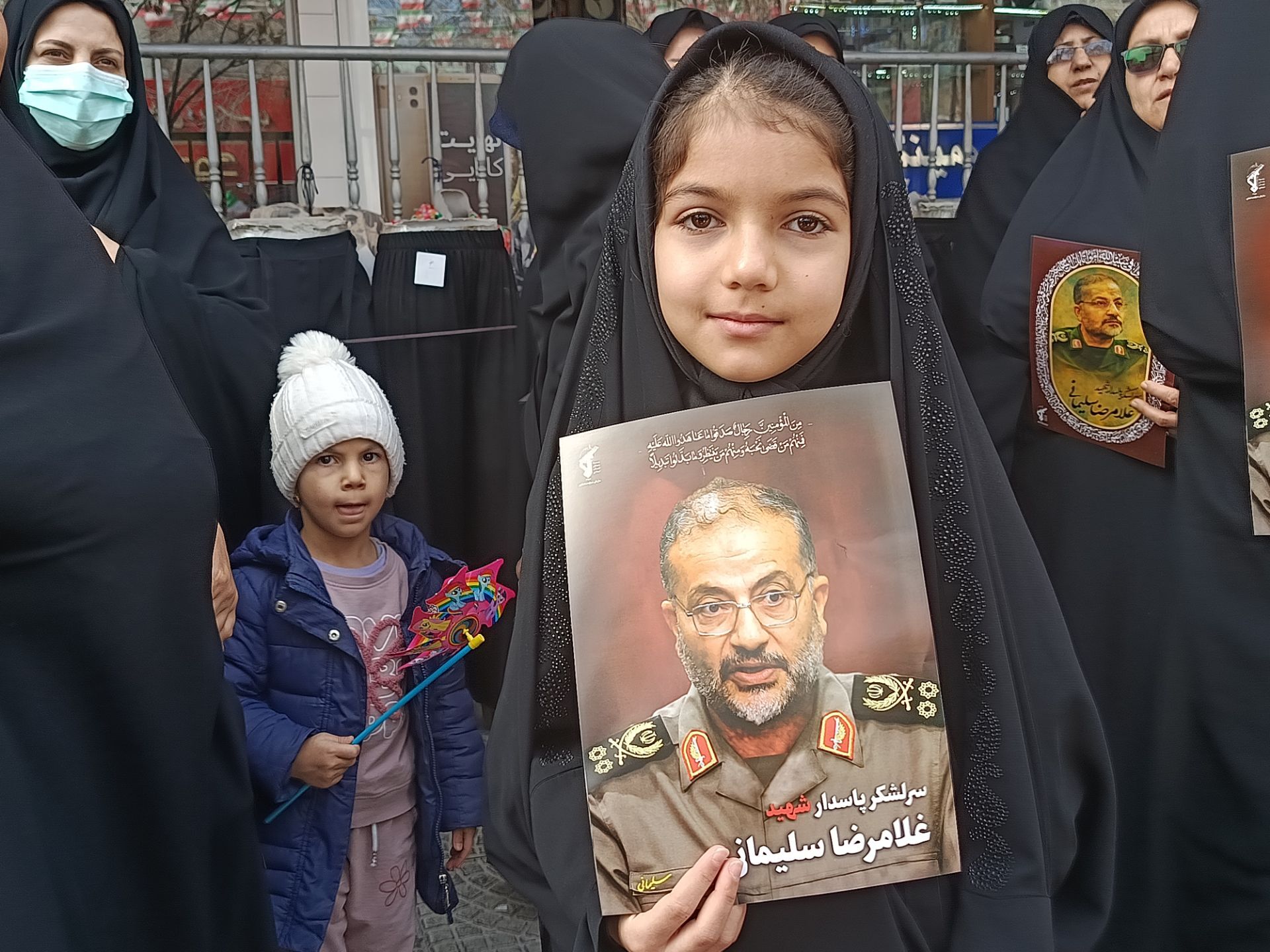 حضور کودکان در تشییع شهدای استان چهارمحال وبختیاری 
