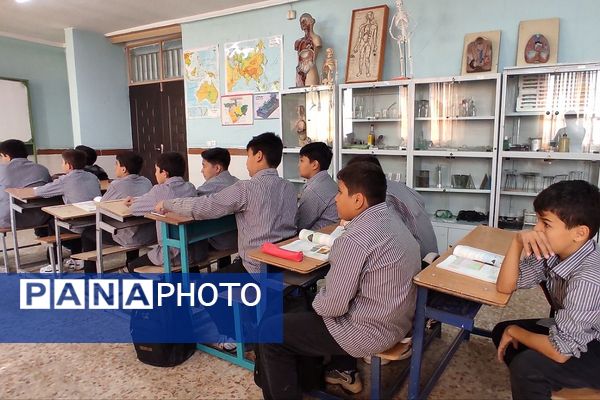 افتتاح آزمایشگاه دبیرستان پسرانه سید احمد خمینی(ره) به نام شهید عبدالحمید مینوچهر