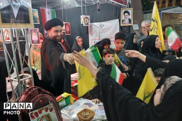 توزیع پرچم در میان اجتماع ضد صهیونیستی و برگزاری نماز استغاثه در میدان نماز شهرری 