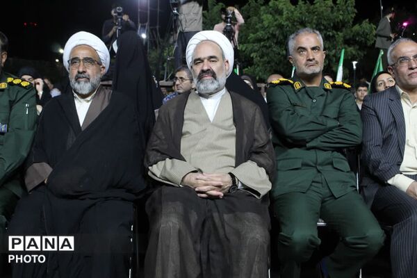 تجدید میثاق هنرمندان یزدی با آرمان‌های انقلاب در میدان امام حسین (ع)