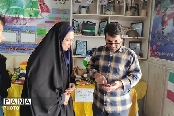 نمایشگاه دست سازه‌های دانش آموزی در دبستان پانزده خرداد ناحیه دو شهرری 