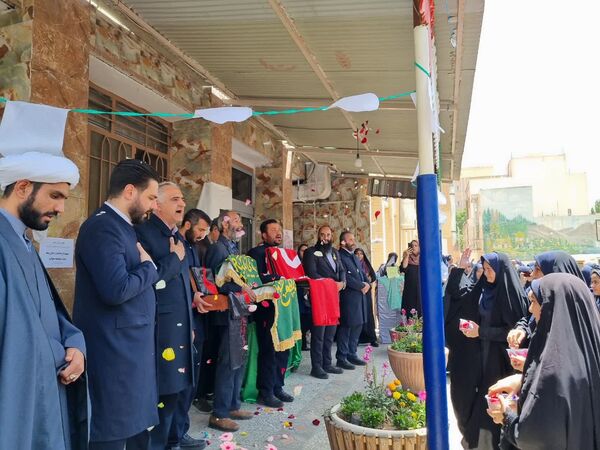 پرچم گردانی حرم مطهر امام رضا (ع) در دبیرستان دخترانه خدیجه کبری (س) ناحیه۴ اصفهان