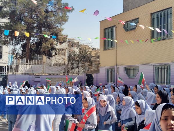 حال و هوای جشن ۲۲ بهمن در دبستان بهاردانش