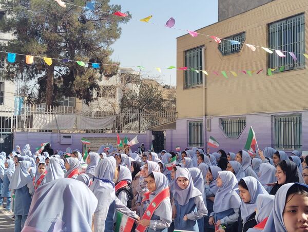 حال و هوای جشن ۲۲ بهمن در دبستان بهاردانش