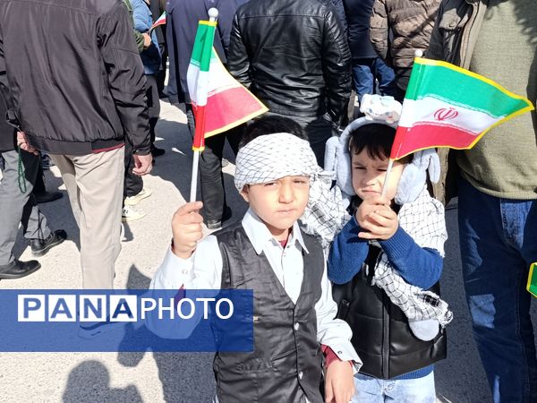 حضور گسترده مردم سفیددشت در راهپیمایی ۲۲ بهمن