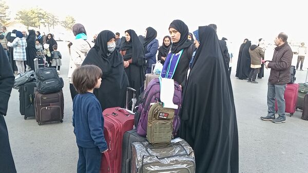 بدرقه دختران دانش آموز از ایستگاه پروازی مشهد به سوی سرزمین وحی