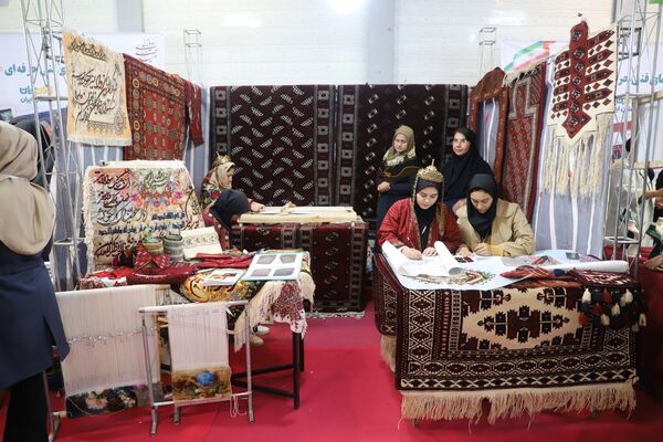 افتتاح نمایشگاه دست‌سازه‌های هنرستانی‌های گلستان در رویداد ایران‌جان