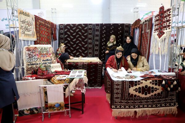 افتتاح نمایشگاه دست‌سازه‌های هنرستانی‌های گلستان در رویداد ایران‌جان
