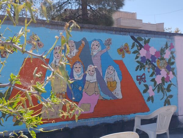 اردوی جهادی رنگ‌آمیزی مدارس با حضور دختران بیرجندی