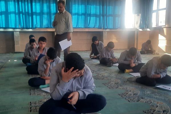   برگزاری امتحانات در دبیرستان هیات امنایی رازی 
