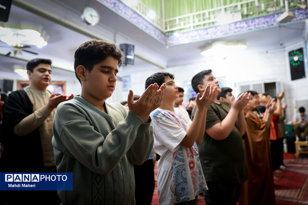 اعتکاف دانش‌آموزی در مسجد امام عصر (عج)