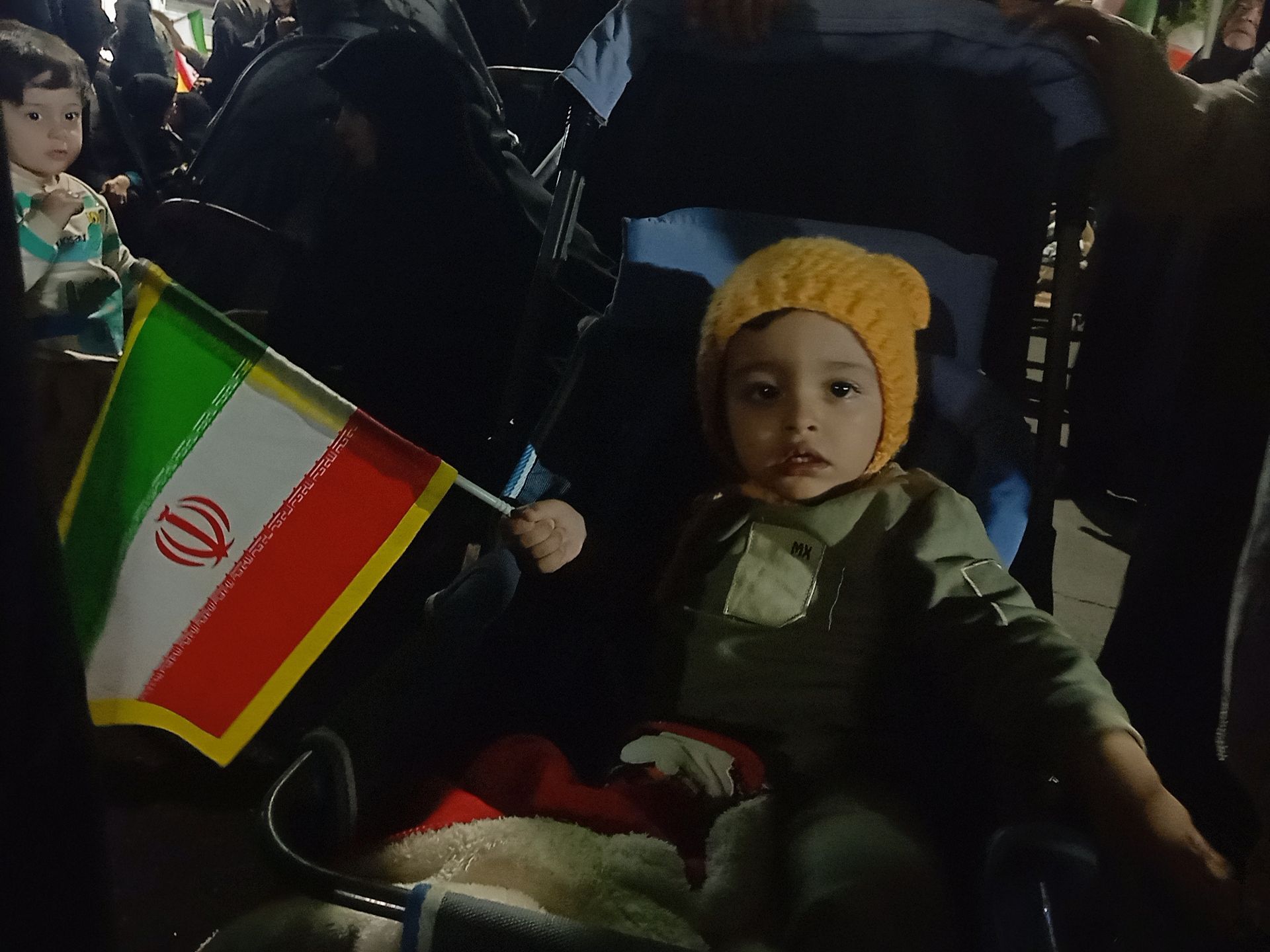 کودکان حتی در کالسکه هم میدان را رها نمی‌کنند 