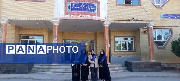 دیدار دانش‌آموزان دبیرستان بهار آزادی با همسر شهید مجید رجایی