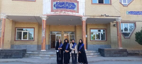 دیدار دانش‌آموزان دبیرستان بهار آزادی با همسر شهید مجید رجایی