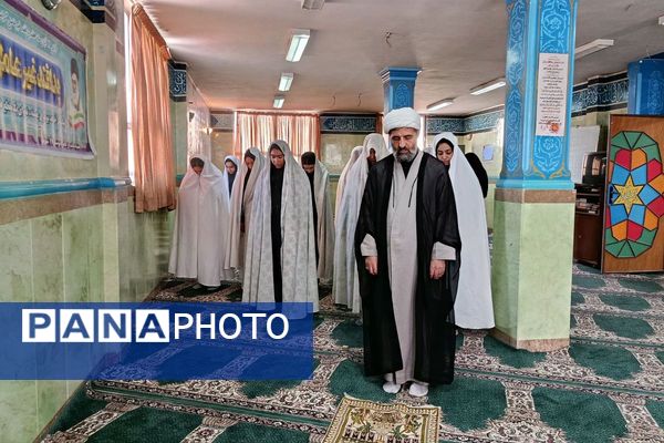 اقامه نماز جماعت و محافل انس با قرآن در مدارس فیروزکوه