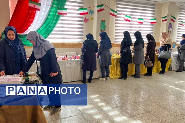  آیین گرامیداشت انقلاب اسلامی در مدارس رباط‌کریم