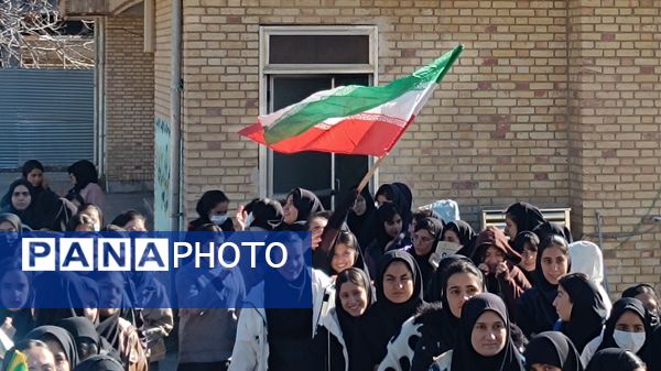  نواخته شدن زنگ انقلاب در مدرسه نمونه الزهرا  یاسوج