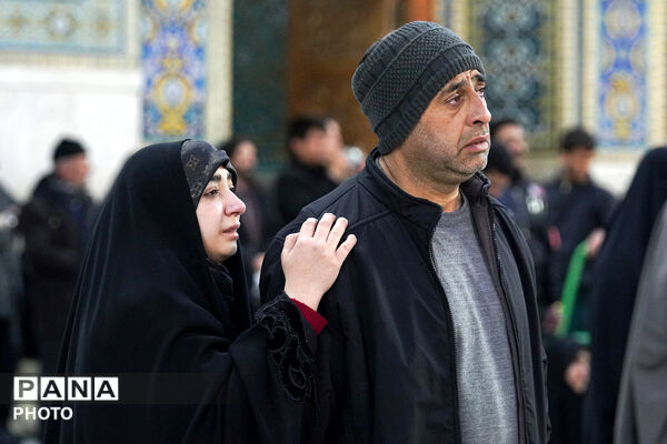 سوگ و حزن اعلام شهادت رهبر معظم انقلاب در حرم مطهر رضوی-۲