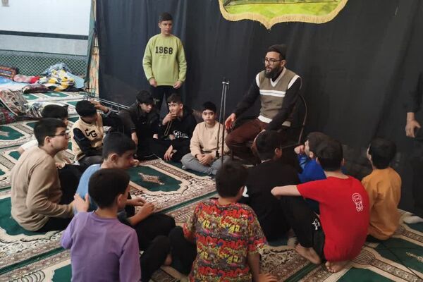 اعتکاف دانش آموزی در مسجد حضرت ابوالفضل قیامدشت