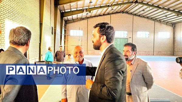 فرماندار کاشمر از سالن و چمن مصنوعی روستای قوژد بازدید کرد