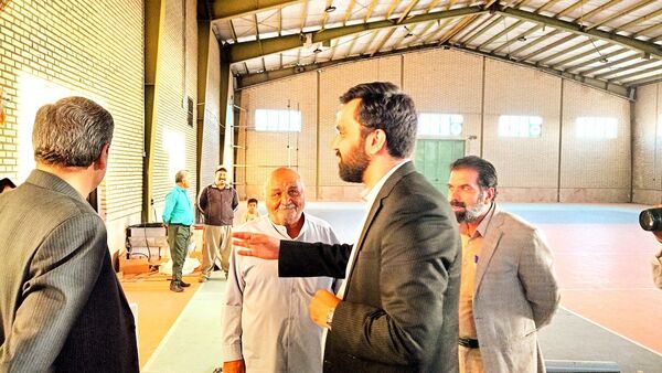 فرماندار کاشمر از سالن و چمن مصنوعی روستای قوژد بازدید کرد