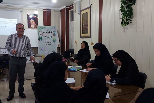 کارگاه آموزشی پیشگیری از آسیب‌های اجتماعی در دبیرستان دستغیب ناحیه 3 شیراز