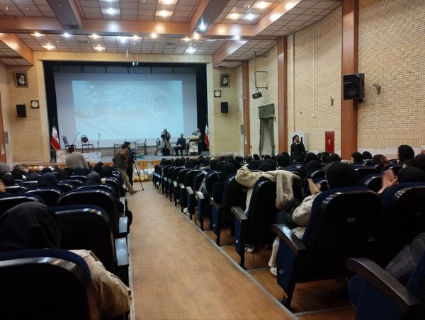 طنین شعرهای محلی در همایش شعر نهاوند