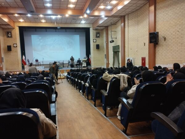 طنین شعرهای محلی در همایش شعر نهاوند