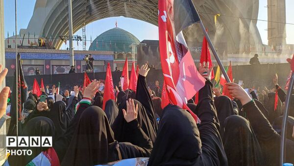 وداع با رهبر شهید انقلاب اسلامی امام خامنه‌ای و خانواده شهید  ایشان در مصلی امام خمینی(ره) 