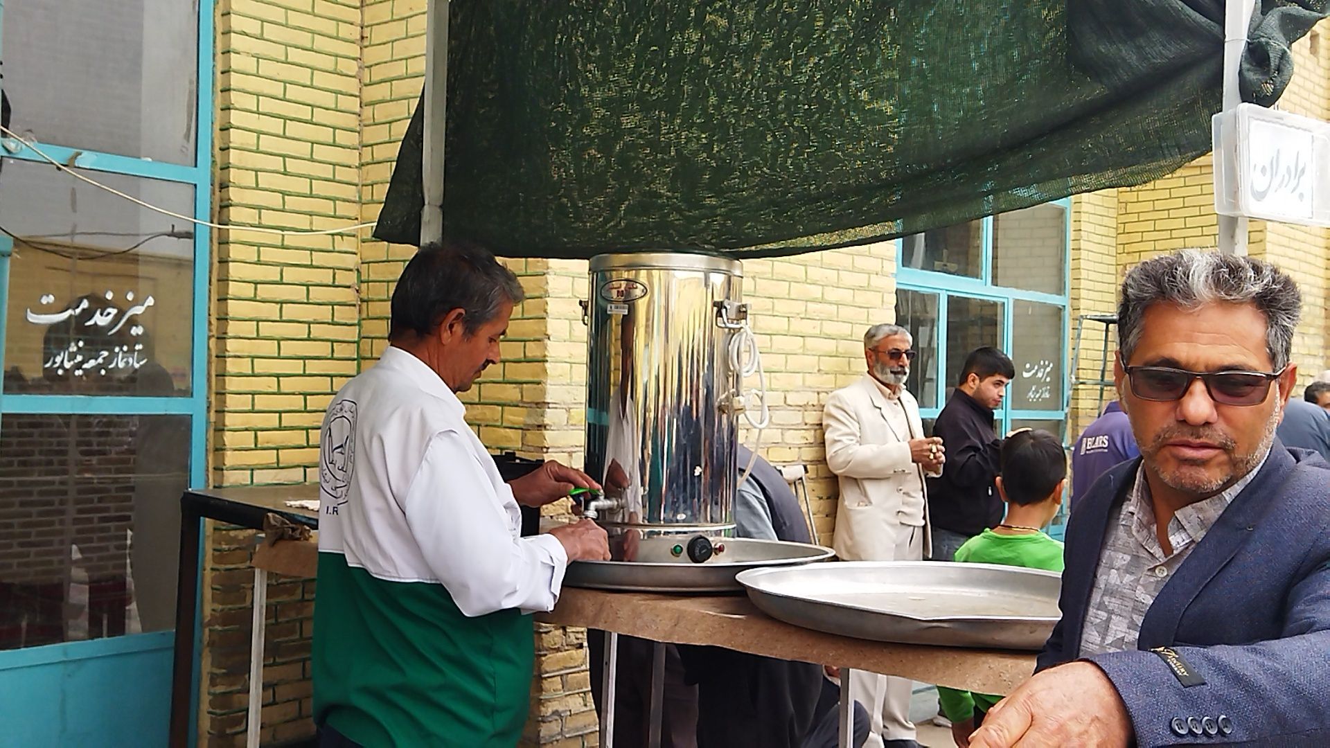 گذری بر فعالیت چایخانه داخل مسجد جامع در دومین نمازجمعه آبان ماه ۱۴۰۵ نیشابور 