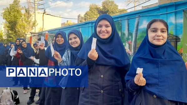 رأی‌گیری انجمن ورزشی در دبیرستان حضرت معصومه(س) ناحیه ۴ کرج 