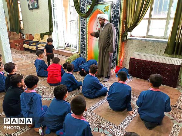 آموزش احکام دینی به دانش آموزان در دبستان معراج منطقه ۱۰