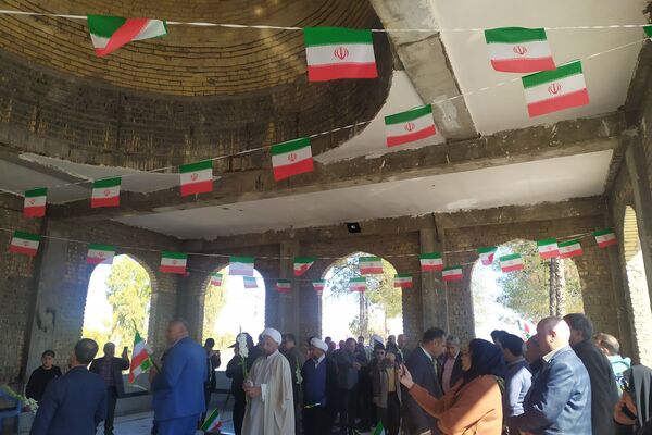گلباران قبور مطهر شهدا در اولین روز دهه فجر 